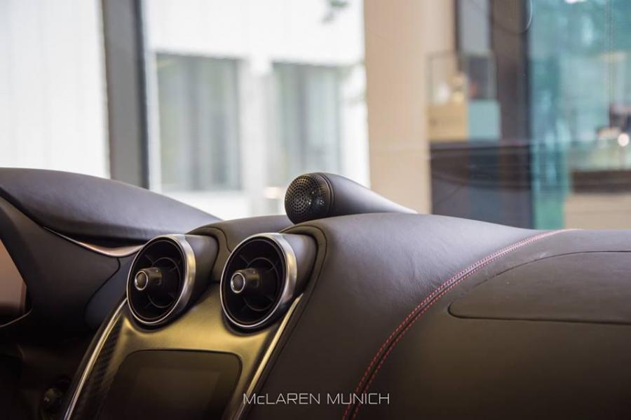 Детали интерьера McLaren 570S in Onyx Black 2016 года  (фото 9 из 19)